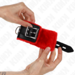 Polsini Imbottiti In Pelliccia Con Fori Quadri Cintura Rossa E Nera Regolabile 17-29 Cm X 6 Cm - Kink - immagine 2