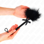 Bacchetta In Corda Di Nylon Con Piume Tickle E Fiocco Nero 25 Cm - Kink - immagine 5